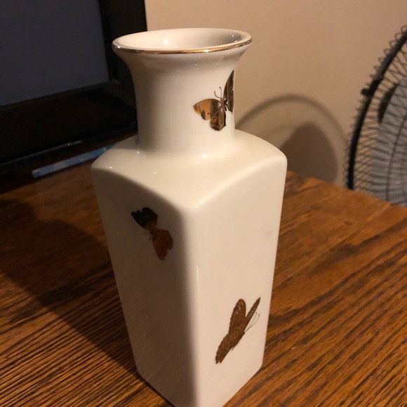 Vase. - Picture 2 of 2